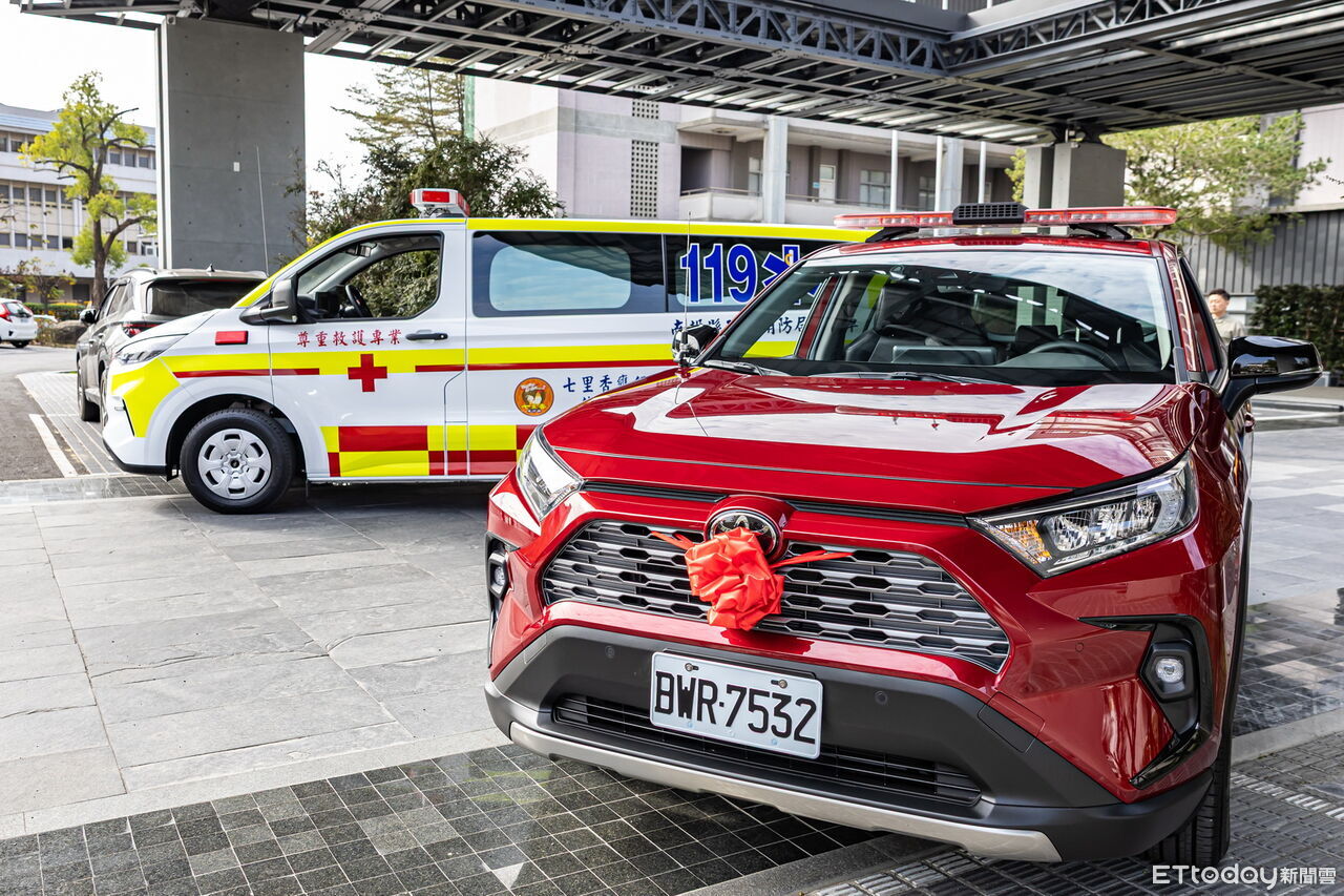 善心企業回饋社會 南投縣消防局、台中榮總埔里分院分獲贈救護車