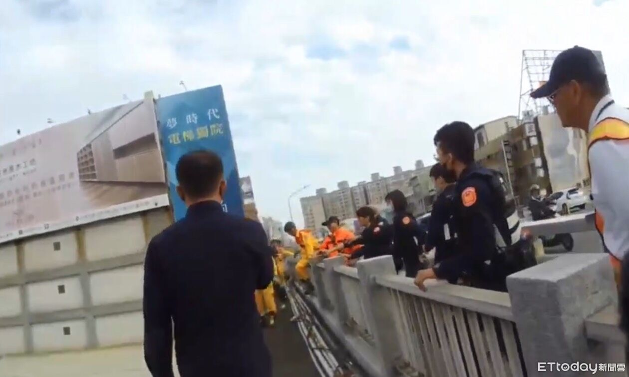 老翁站上永康奇美陸橋險釀憾事 警消聯手、鐵路局斷電成功救回