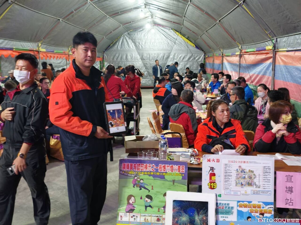 春節人潮就是最佳宣導場 南消佳里消防分隊深入餐會宣導爆竹與居家防火