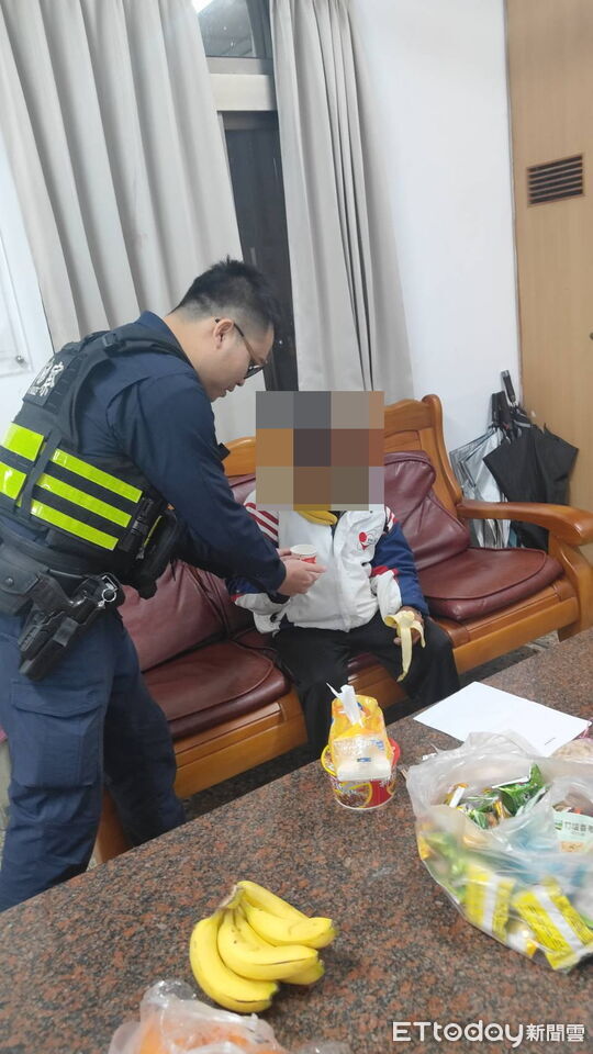 嘉義太保翁夜間迷路 警方耐心協助平安返家