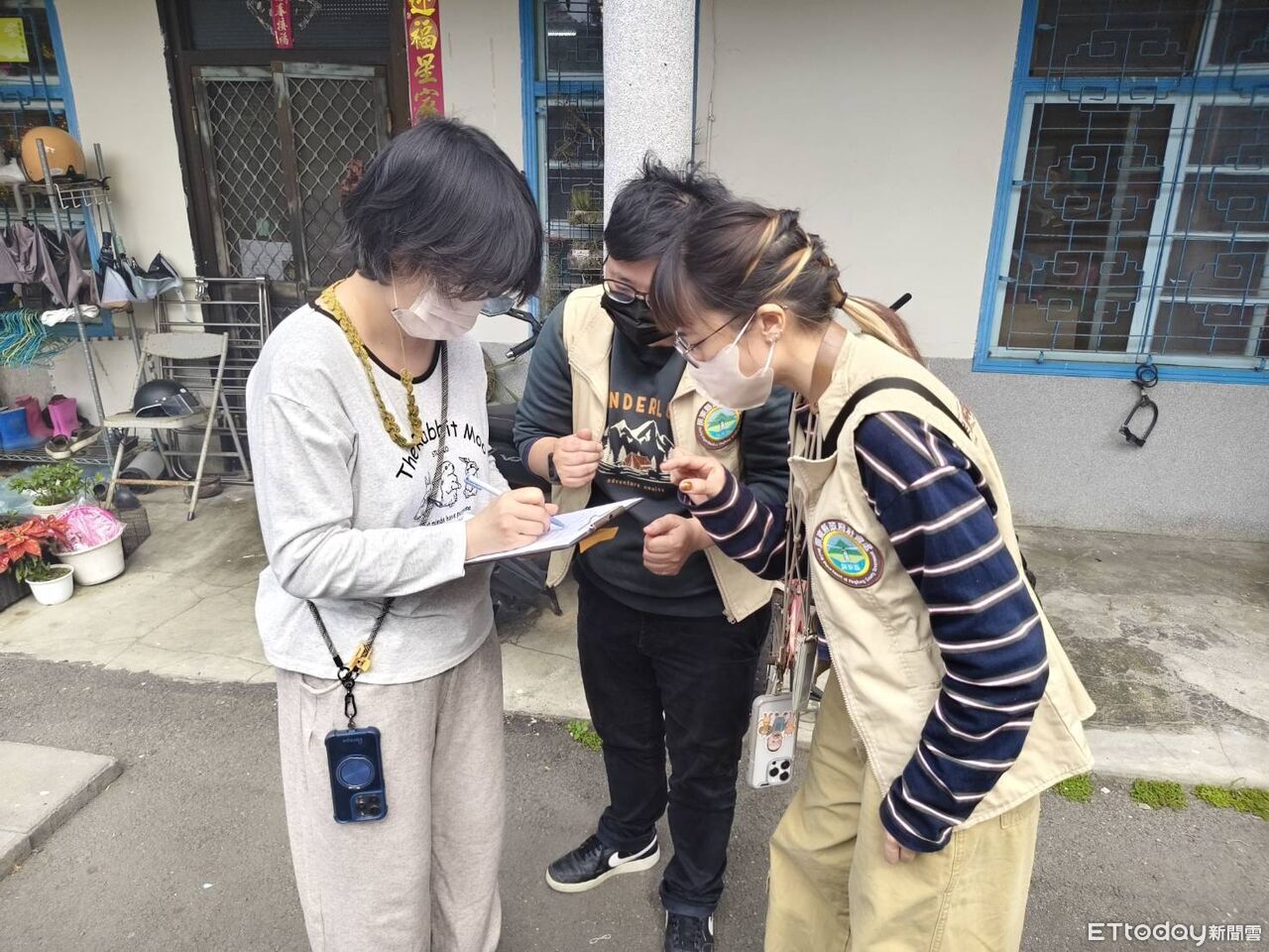 怪手翻落壓死騎士!妻罹癌3幼子陷困境 屏東縣府開救助專戶送暖