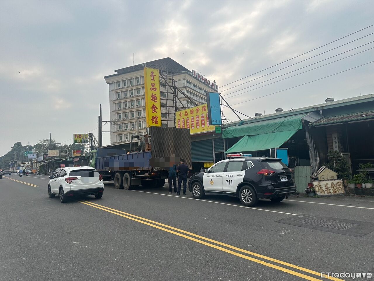 怪手滑落奪命 屏東內埔警加強取締大型車違規裝載