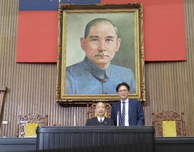 引李白詩卸任立委!與韓國瑜合影 黃國昌:新旅程即將開啟