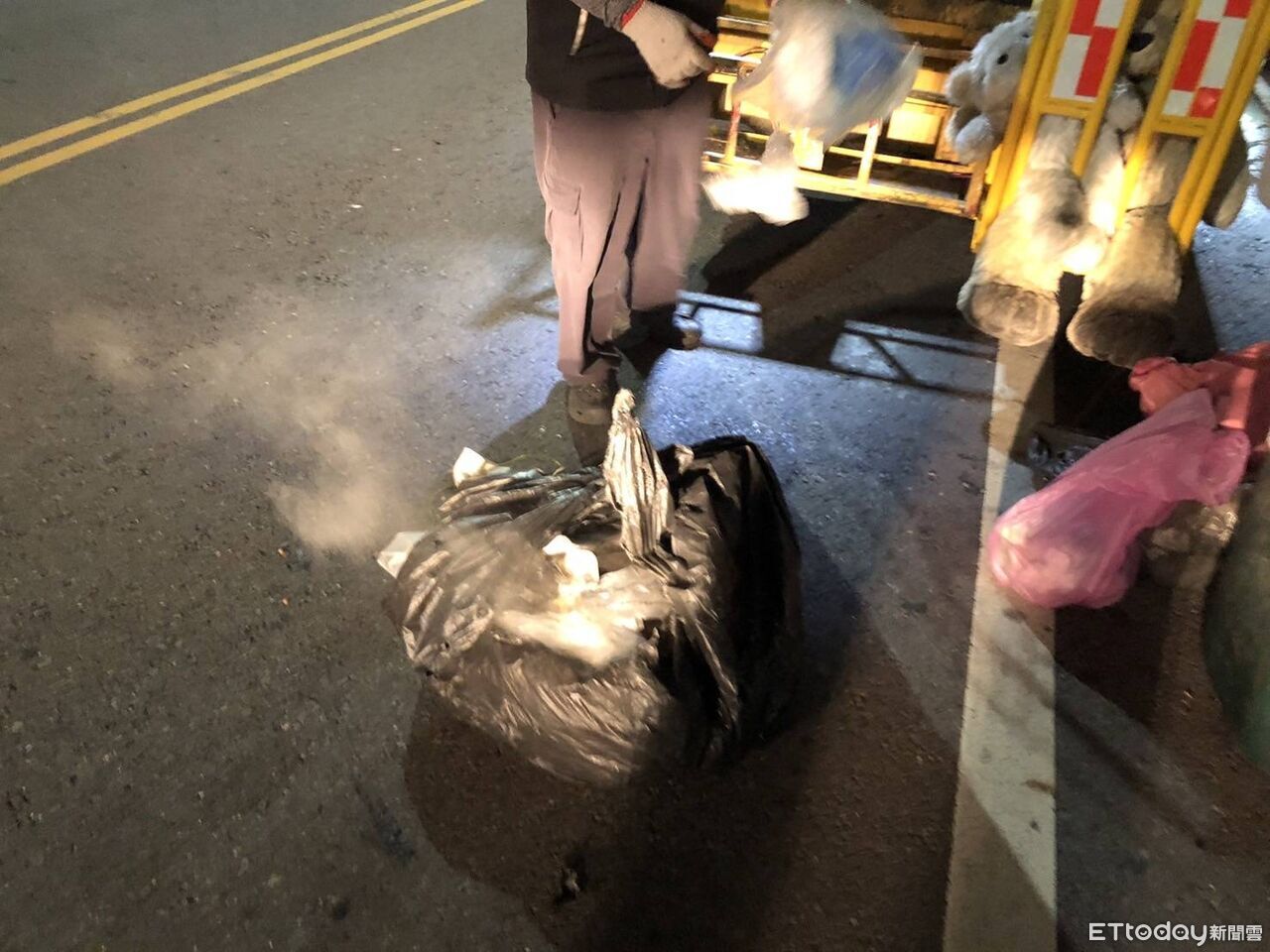 高雄1天2起!大掃除亂丟鋰電池害垃圾車悶燒 最重罰6千