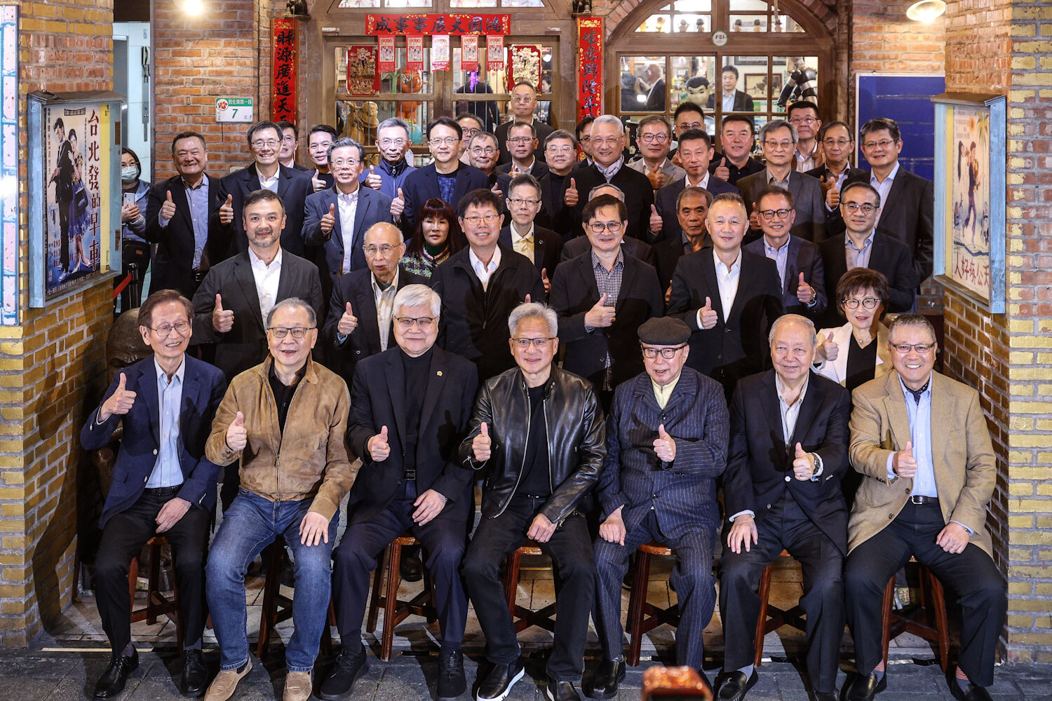 ▲黃仁勳出席磚窯兆元宴餐敘，席間與各大廠老闆合影。（圖／記者林敬旻攝）