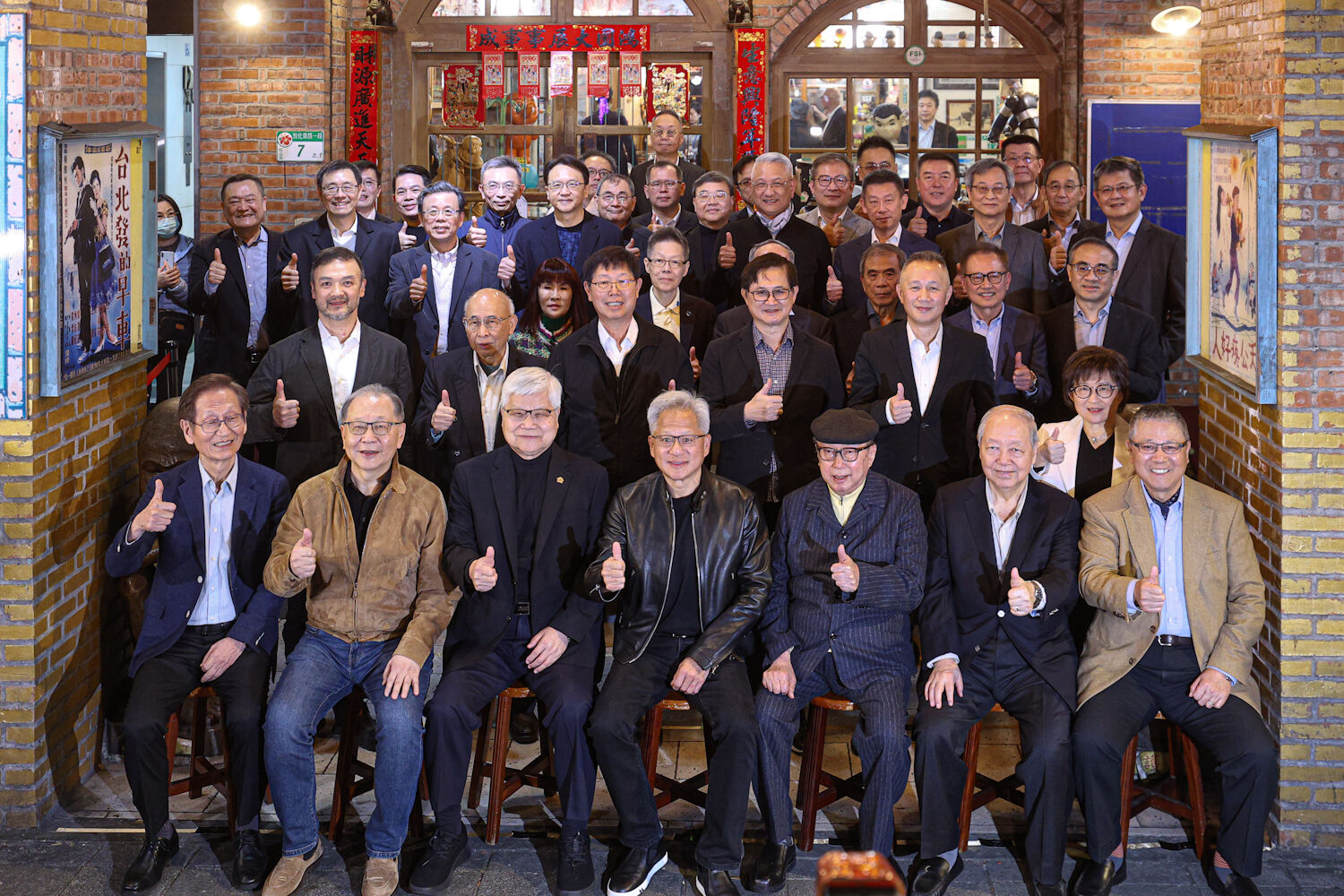▲黃仁勳出席磚窯兆元宴餐敘，席間與各大廠老闆合影。（圖／記者林敬旻攝）