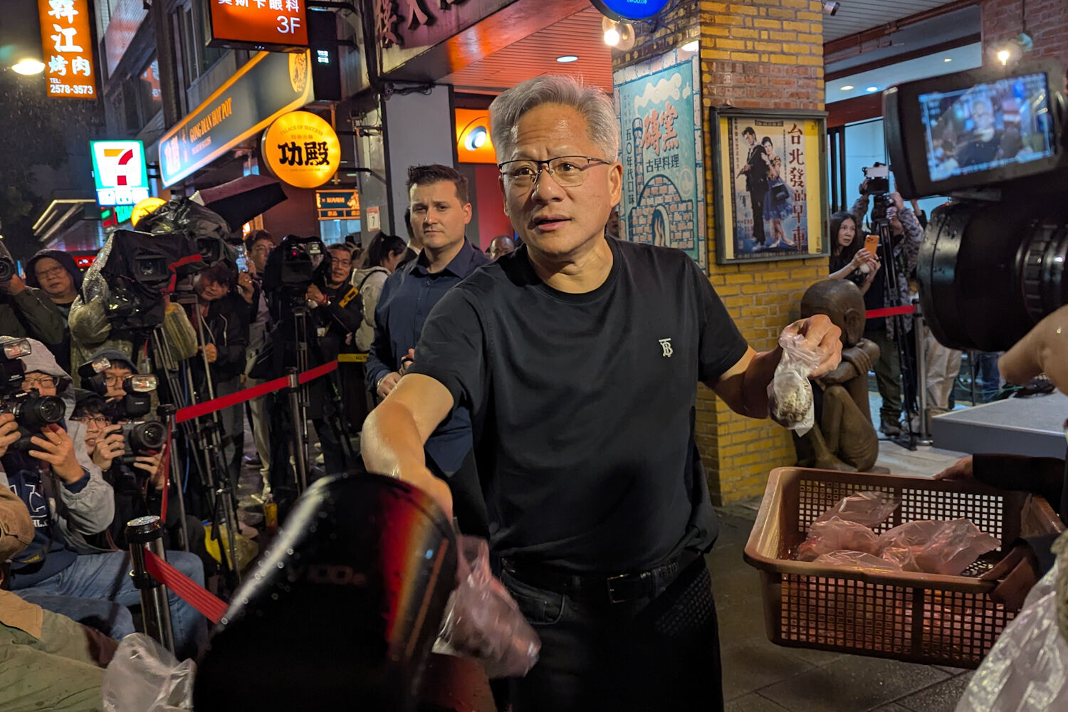 ▲黃仁勳出席磚窯兆元宴餐敘，席間發芝麻包、油飯給媒體。（圖／記者林敬旻攝）