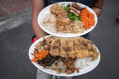 80元去骨雞排飯＋4道配菜鋪好鋪滿