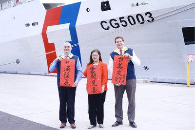 台美「好馬吉」　管碧玲邀谷立言登雲林艦揮毫包元寶