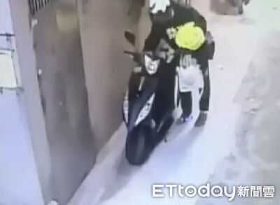 拿榔頭搶銀樓！男穿警用雨衣犯案變裝落跑　 逃亡48小時被逮