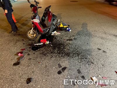 無照小貨車左轉猛撞!機車慘折成V字型 騎士噴飛重摔畫面曝