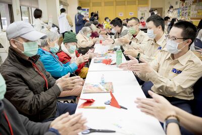 新北替代役青年暖心相伴　紙藝互動陪長者迎春納福