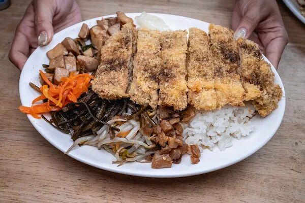 ▲▼高雄假日吃不到的超強豬排飯。（圖／部落客美熊提供）