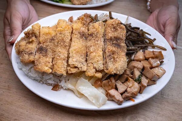 ▲▼高雄假日吃不到的超強豬排飯。（圖／部落客美熊提供）