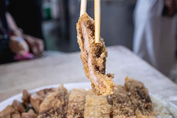 ▲▼高雄假日吃不到的超強豬排飯。（圖／部落客美熊提供）