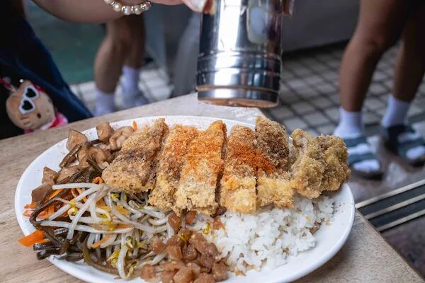 ▲▼高雄假日吃不到的超強豬排飯。（圖／部落客美熊提供）