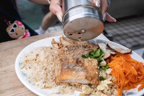 ▲▼高雄假日吃不到的超強豬排飯。（圖／部落客美熊提供）