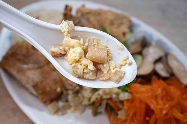 ▲▼高雄假日吃不到的超強豬排飯。（圖／部落客美熊提供）