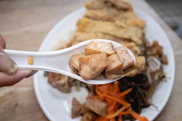 ▲▼高雄假日吃不到的超強豬排飯。（圖／部落客美熊提供）