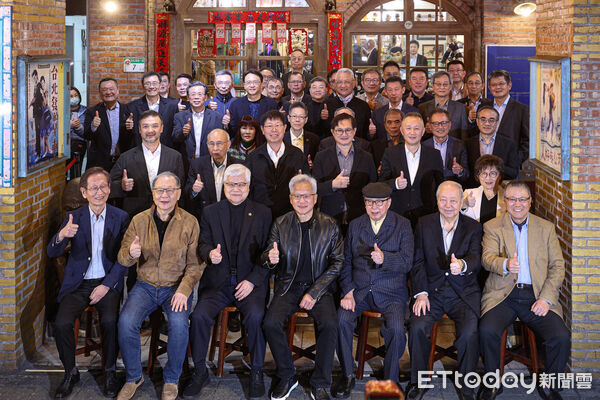 ▲黃仁勳出席磚窯兆元宴餐敘，席間與各大廠老闆合影。（圖／記者林敬旻攝）