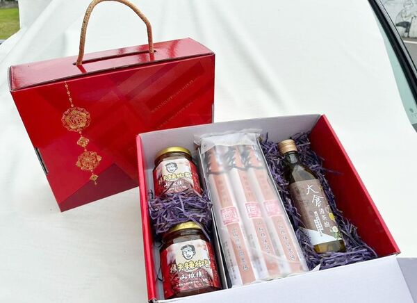 ▲苗栗縣三義鄉雙潭農業文旅產業發展協會「茶油盈福麵」禮盒（圖／桃竹苗分署提供）