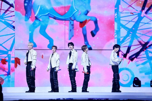 ▲▼ 直擊／粉絲大巨蛋排字應援太猛！TXT加碼安可「花車繞場」全場瘋掉。（圖／讀者提供）