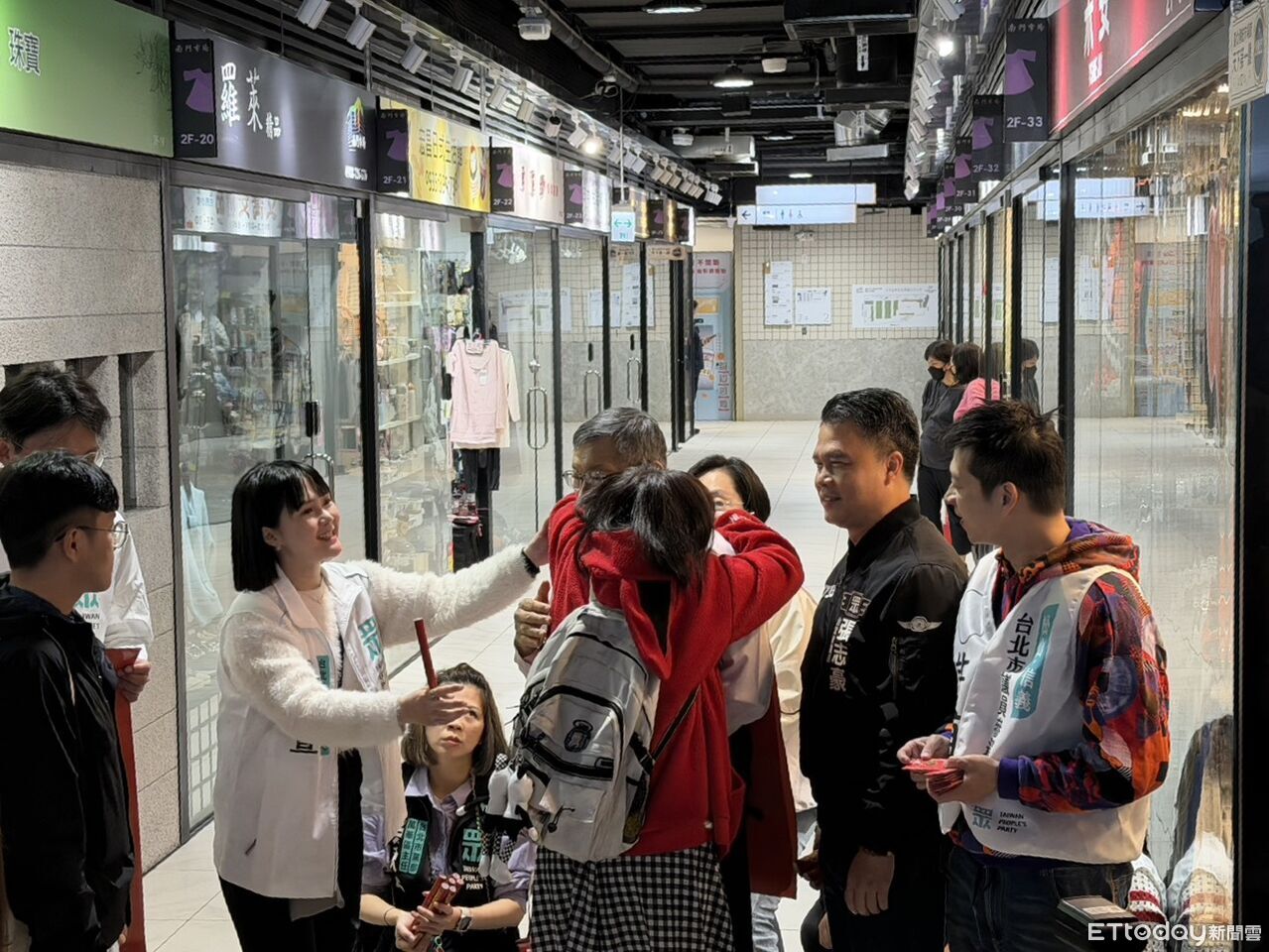 柯黃雙太陽合體發春聯 支持者見柯文哲興奮獻擁抱