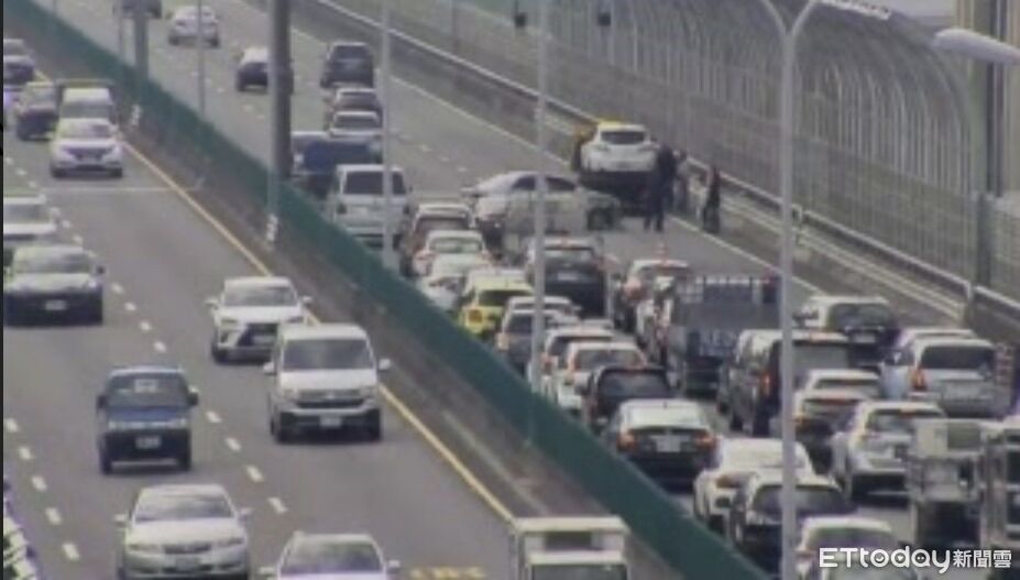 快訊/台74線3車追撞!自小客打橫擋路中 後方塞成停車場
