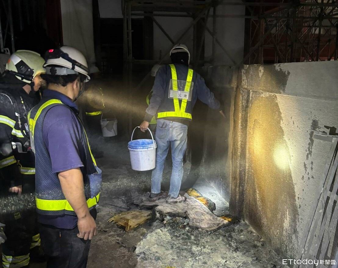 國父紀念館火警!頂樓拆除工程焊接火星燒棧板 工人急滅火