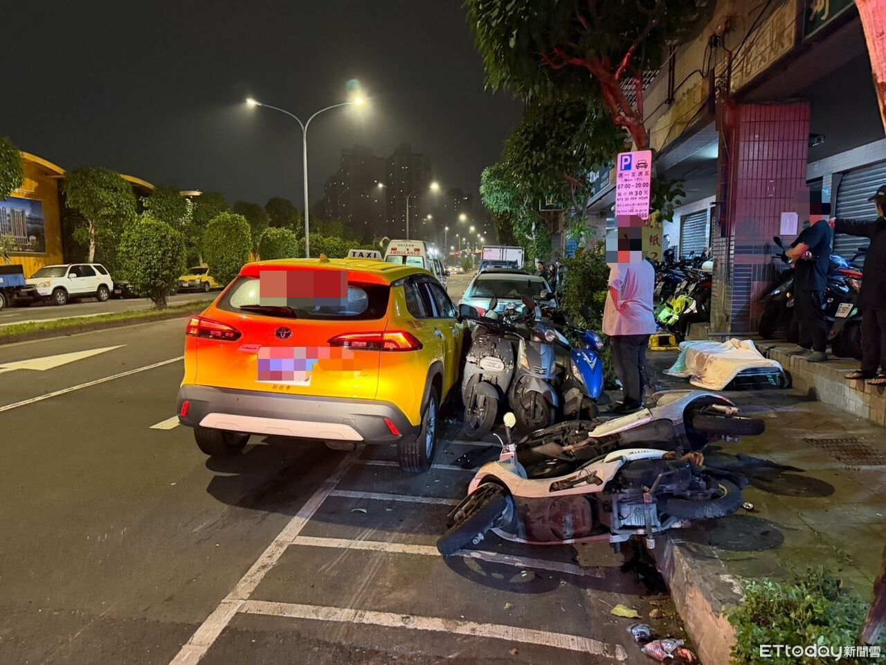 機車左轉小黃剎不住猛撞!衝路邊波及11車 車底噴火花畫面曝