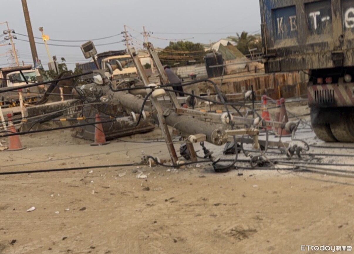 快訊/工程車拉垮電線桿!高雄仁武1666戶大停電 台電搶修中