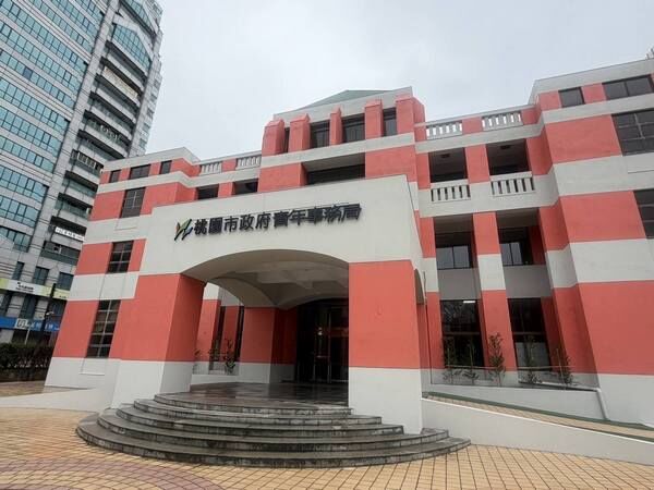 桃園青年局外牆修繕後引熱議 「村長」發聲:熱鬧又有活力