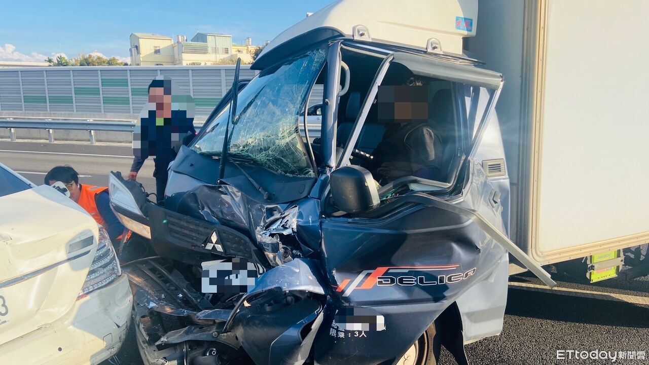 國1北上大雅路段貨車追撞4車!司機受困 車頭撞爛畫面曝