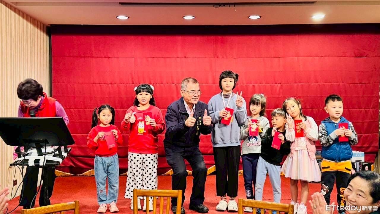 台南勞工局溫馨辦尾牙攜眷同樂像一家人 局長送紅包祝福下一代