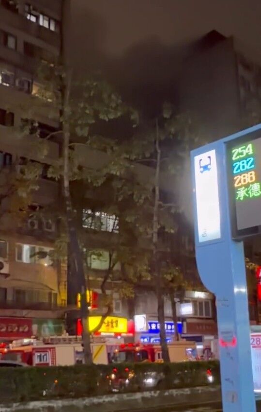 快訊/北市大安區11樓火警!外牆竄火 民眾目擊:超多黑煙