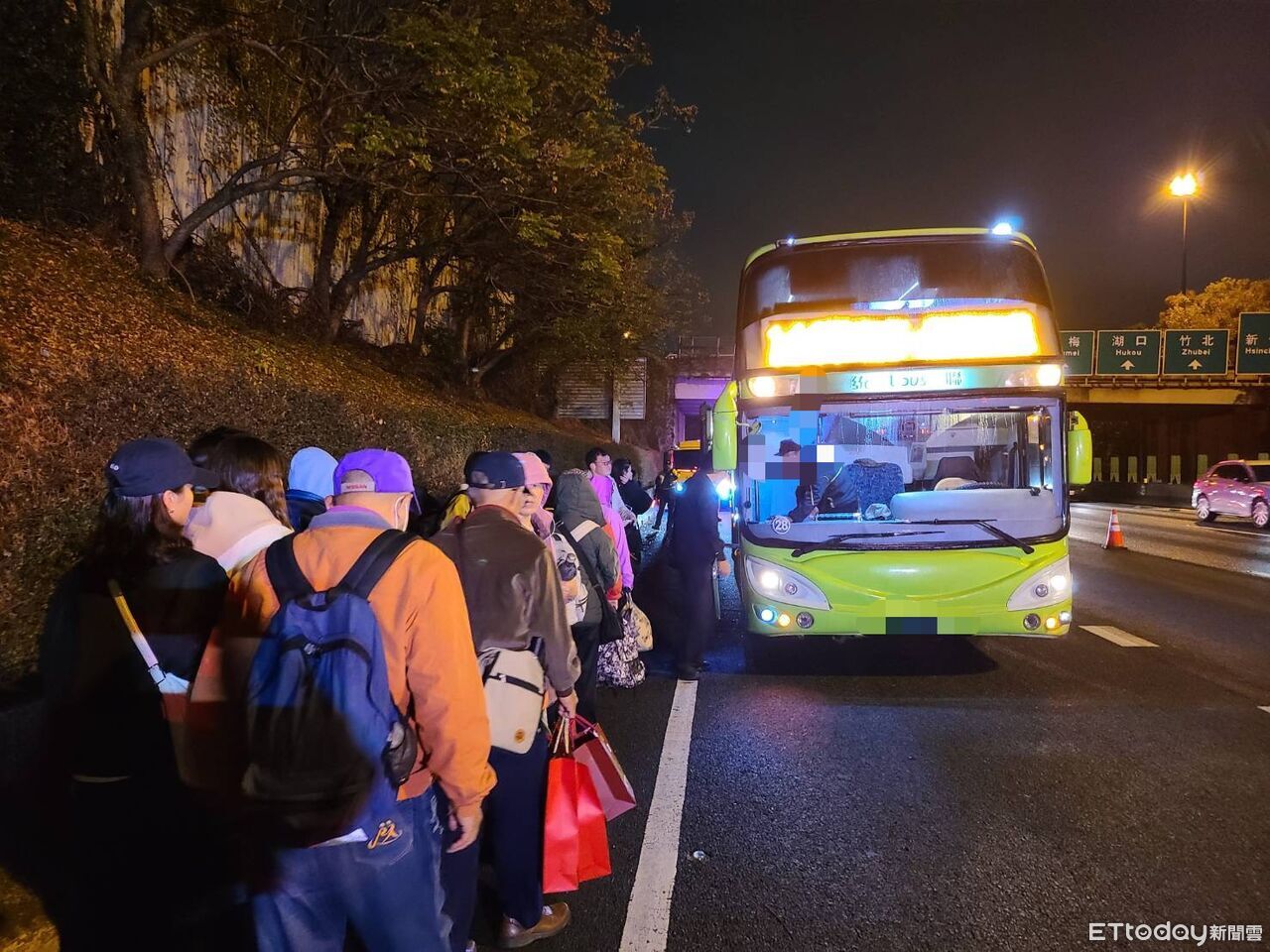 快訊/國道一號驚傳統聯遊覽車冒煙 24人路肩避難