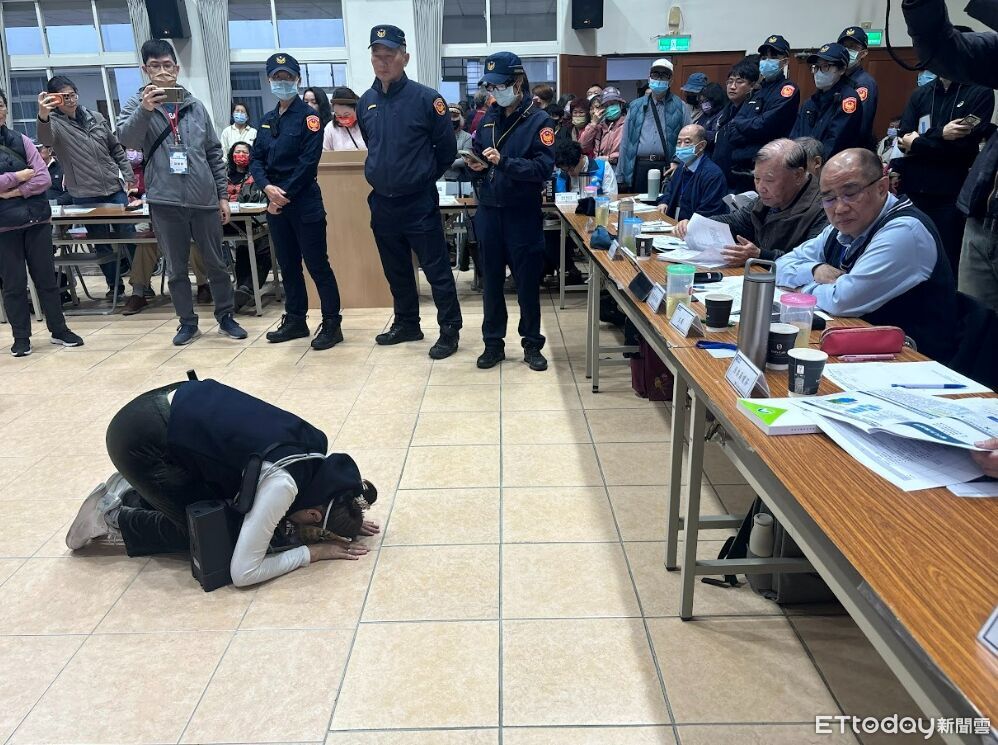 綠白合也無用!南投縣府要在茶鄉蓋焚化爐 激動民眾下跪求停止會議