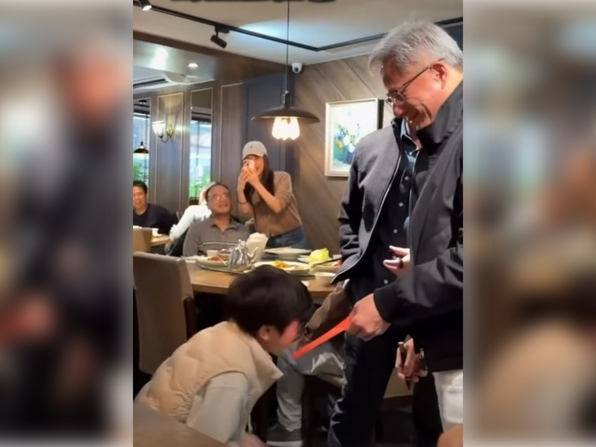 這畫面太暖!黃仁勳餐廳送簽名紅包 男童雙手合十深鞠躬