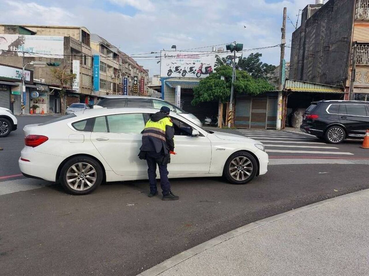 未禮讓行人罰6000?駕駛打官司 法官算完「枕木紋」數學題:撤單