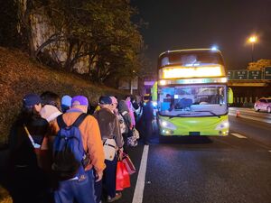 快訊／國道一號驚傳統聯遊覽車冒煙　24人路肩避難