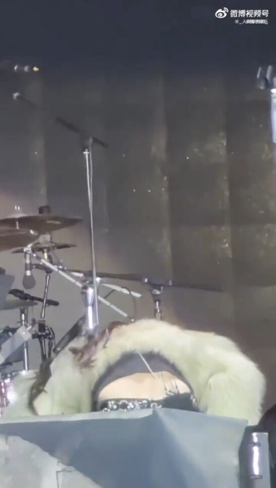 ▲▼于文文驚傳舞台上暈倒。（圖／翻攝自微博）