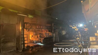 快訊/台中南屯市場凌晨竄火!警消出動36人搶救 2鐵皮攤販燒毀