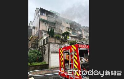 快訊／七堵民宅火警！2人受困3樓陽台　勇消搭梯搶救