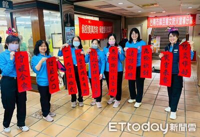 全台最帥平安符在這!南消麻豆消防巨幅春聯亮相 書法揮毫守護春安