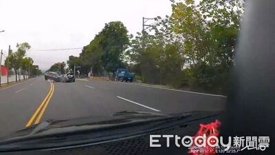 對撞瞬間曝！雲林駕駛突偏移猛撞對向車　車頭全毀5人送醫