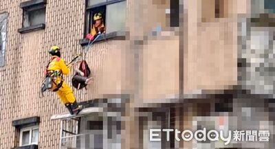 驚險畫面曝！基隆女坐窗台外雨遮　消防架氣墊垂降救援