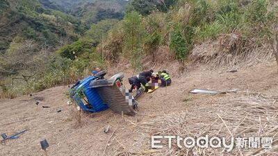 快訊／台中小貨車翻落30米農園　駕駛重傷昏迷送醫搶救