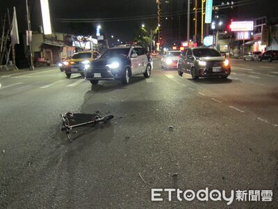 高中生騎滑板車突「定格」路中央　保時捷急閃驚險擦邊