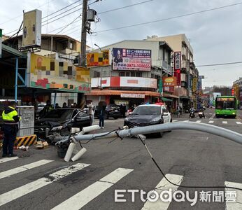 台中賓士疑閃車撞斷號誌桿！婦人買臭豆腐也挨撞　頭部濺血送醫