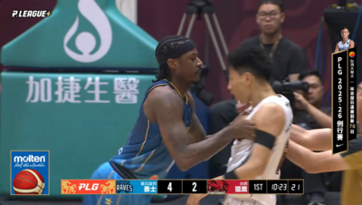 勇士、獵鷹開賽不到兩分鐘就有大場面！古德溫、白薩互撞　獵鷹主帥怒噴髒話